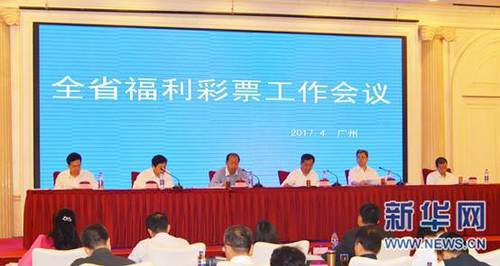 据《伦敦标准晚报》报道，阿森纳23岁的后卫基维奥尔吸引了包括AC米兰在内的多家意大利俱乐部的兴趣，不过阿森纳没有让这名球员离开的计划。
